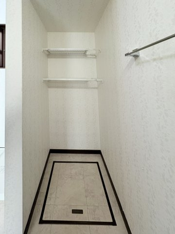 売中古戸建　中央区入野町の内装|ランドリースペース隣の収納スペース。洗面、浴室に必要な洗濯物、日用品を収納できるスペースが有るのは便利ですね♪