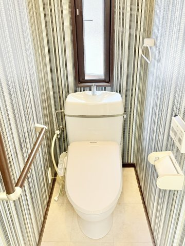 売中古戸建　中央区入野町のトイレ|1階のトイレ。窓があり明るいです。壁紙も素敵です。