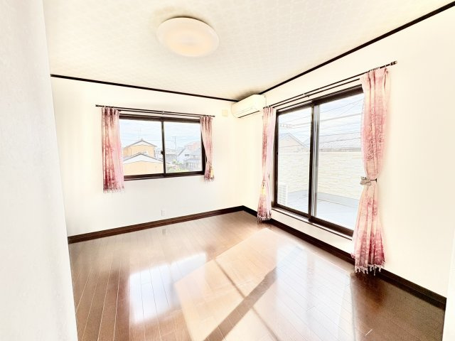 売中古戸建　中央区入野町の洋室|2階、8帖の寝室。南東側で明るく、3帖のウォークインクローゼット有り。