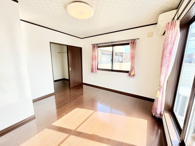 売中古戸建　中央区入野町の洋室|寝室も南側で日当たりも良いです♪エアコン付き！