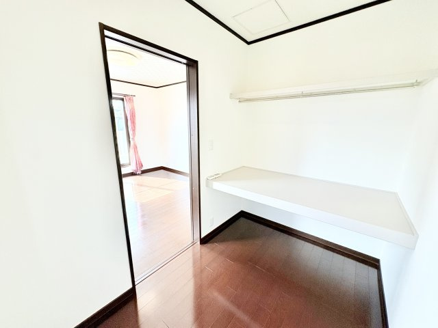 売中古戸建　中央区入野町の収納|寝室に隣接のウォークインクロゼットは3帖分の広さがあります。