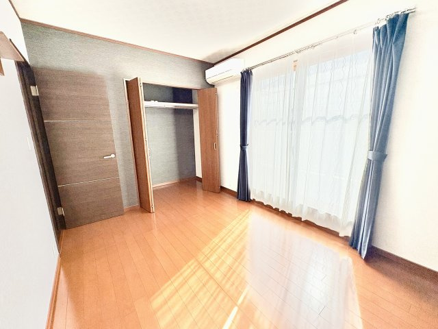 売中古戸建　中央区入野町の洋室|2階、6帖の洋室。収納も完備。子供部屋、書斎などいろいろな活用が可能です。