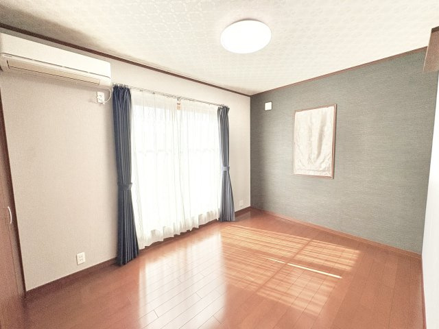 売中古戸建　中央区入野町の洋室|2階、6帖の洋室。こちらの部屋にもエアコン付き。