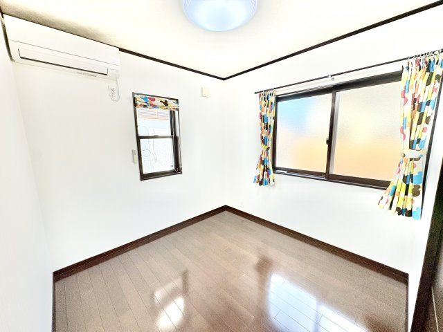 売中古戸建　中央区入野町の洋室|2階、4.5帖の洋室。コンパクトな洋室ですが、エアコン完備されています！