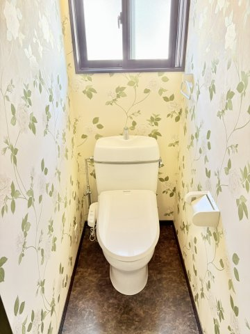 売中古戸建　中央区入野町のトイレ|2階トイレ。2階にもトイレがあるのは上り下りなく快適です。