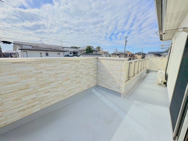 売中古戸建　中央区入野町のバルコニー|ワイドバルコニーは日当たり・風通し・眺望良好。洗濯も気持ちよく乾きます。