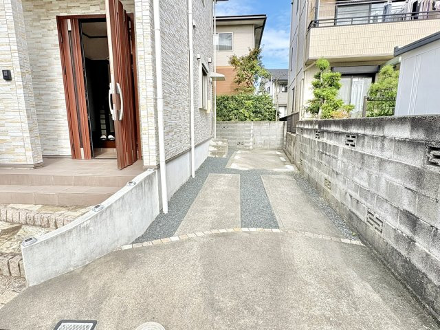 売中古戸建　中央区入野町の駐車場|敷地内の駐車スペースは4台分。こちらは縦列の駐車スペースで縦に2台入ります。