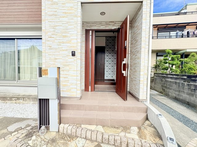 売中古戸建　中央区入野町のエントランス|玄関へのアプローチも素敵ですね♪