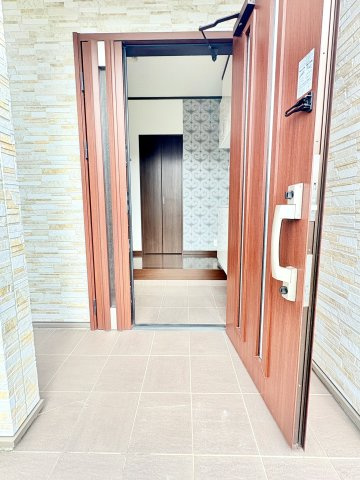 売中古戸建　中央区入野町の玄関|玄関庇があり、玄関先で雨に濡れることなく、また玄関ドアを汚れや傷みから守ってくれます♪