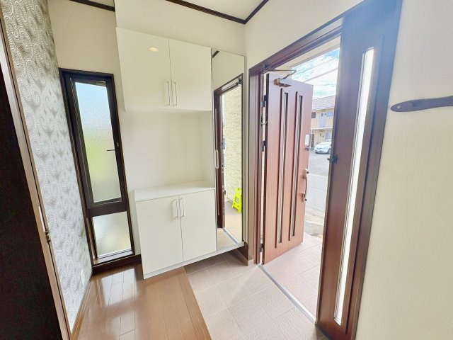 売中古戸建　中央区入野町の玄関|玄関には下駄箱+玄関収納付き。収納力あります！