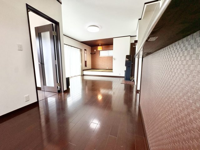 売中古戸建　中央区入野町の居間・リビング|1階リビングは広々20帖。日当たりも良いです♪エアコン付き。