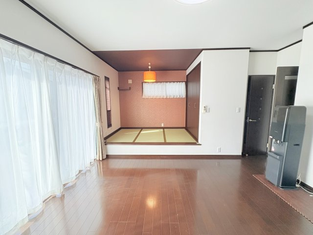 売中古戸建　中央区入野町の居間・リビング|小上がり畳スペースは家族の憩いの場ですね♪