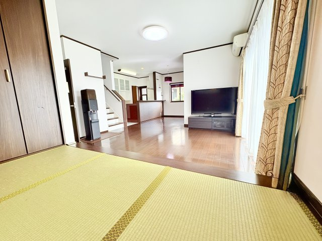 売中古戸建　中央区入野町の居間・リビング|小上がりの畳スペースからリビング全体も見渡せます。お子さんがいても安心ですね。