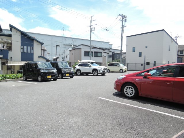 キャピタルグレイスの駐車場