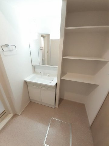 メゾン・リュミエールⅣの洗面所|脱衣スペースもあります