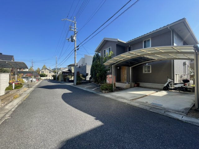 大津市松が丘1丁目　中古戸建の前面道路含む現地写真