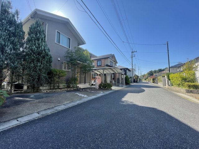 大津市松が丘1丁目　中古戸建の前面道路含む現地写真