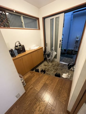 本郷二丁目戸建の玄関|※残置物は撤去いたします