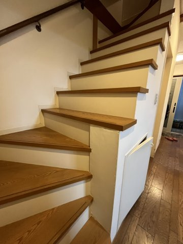 本郷二丁目戸建のその他|階段※残置物は撤去いたします