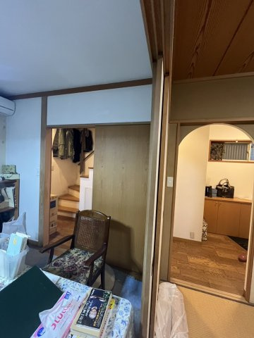 本郷二丁目戸建の居間・リビング|1階※残置物は撤去いたします