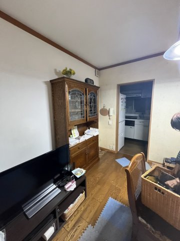 本郷二丁目戸建の居間・リビング|1階※残置物は撤去いたします