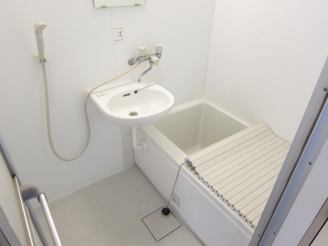 クイーンハイツの浴室|別号室の参考写真です。