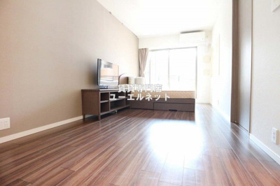 【居間・リビング】 | セイル江坂公園 | ゆったりとくつろげる、落ち着きのある居室空間です