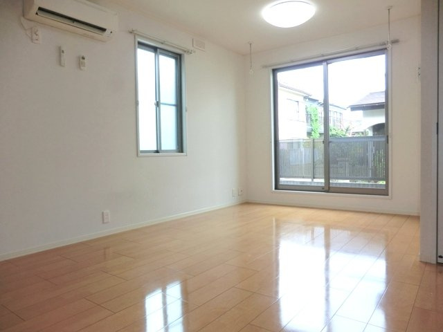 エスポワール（本太）の居間・リビング|★角部屋・広々９帖の洋室です。★