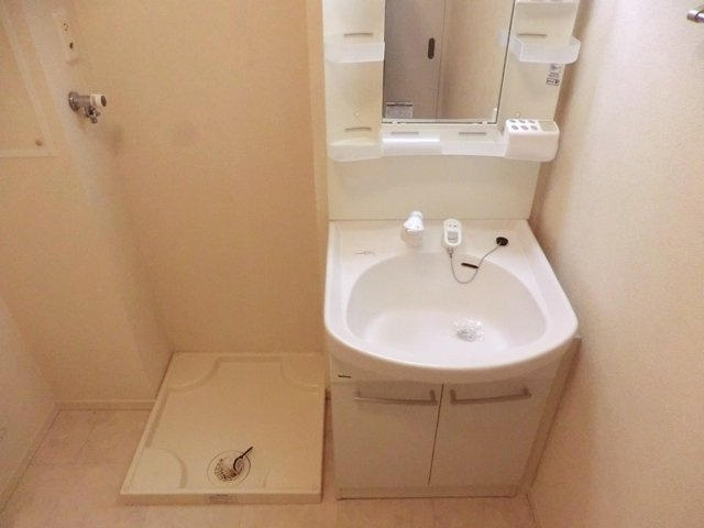 エスポワール（本太）の洗面所|★シャワードレッサー型の洗面台＆室内洗濯機置場です。★