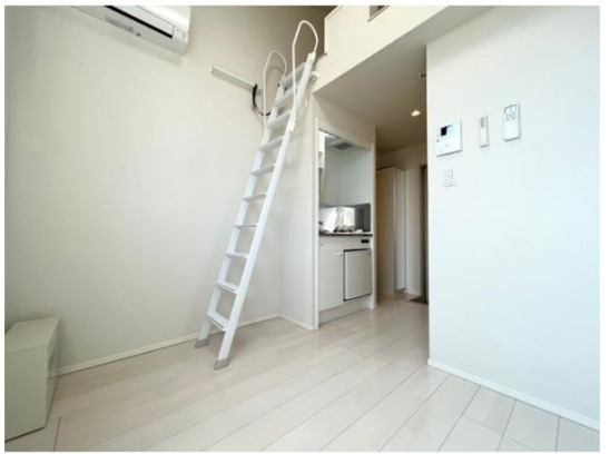 Ｌ’Ａｔｅｌｉｅｒの居間・リビング|こちらの居間で趣味の時間をお楽しみください