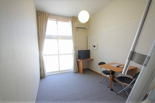 レオパレスメルツェⅣの居間・リビング