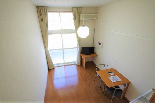 レオパレスメルツェⅣの居間・リビング