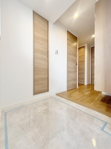 ナイスアーバン京成高砂フロンテージの玄関