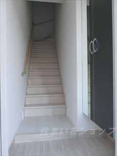 広島市安佐北区亀山４丁目のアパートの玄関|ミラー付き大型シューズボックス