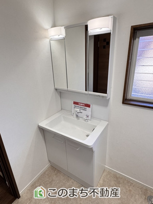 【洗面所】 | 宇都宮市上野町再生住宅 | シャンプードレッサーで朝の身支度♪伸びるホースでお掃除も簡単清潔です！