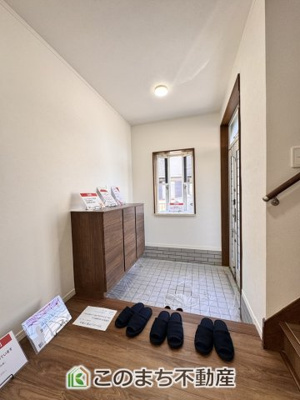 【玄関】 | 宇都宮市上野町再生住宅 | 広々とした玄関スペース♪たくさんの靴を収納できる下駄箱もございます。