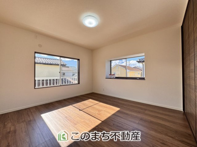 【洋室】 | 宇都宮市上野町再生住宅 | 日当たりが良く明るい洋室です。クローゼット付きで家具の配置がしやすく居心地の良いプライベート空間を演出します。