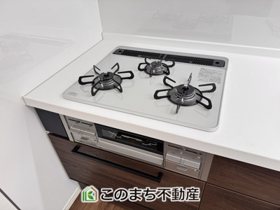 【キッチン】 | 宇都宮市上野町再生住宅 | 三ツ口コンロ採用で、同時調理もスムーズ◎！お料理を並べられるカウンター付きで、配膳・片付けをサポート！リビングで過ごすご家族とコミュニケーションを楽しみながら作業可能です♪