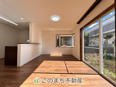 【居間・リビング】 | 宇都宮市上野町再生住宅 | 開放感のある広々としたリビング☆家族みんなでゆったりくつろげます♪
南側から暖かな日差しが差し込みます♪キッチンからリビングの様子がよく見渡せます☆