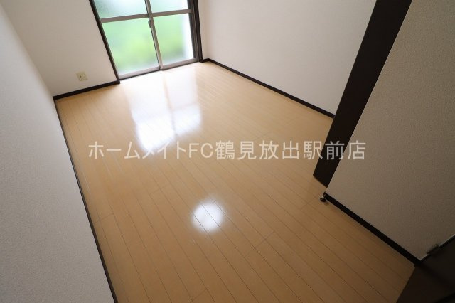 東大阪市稲田新町２丁目のハイツの洋室
