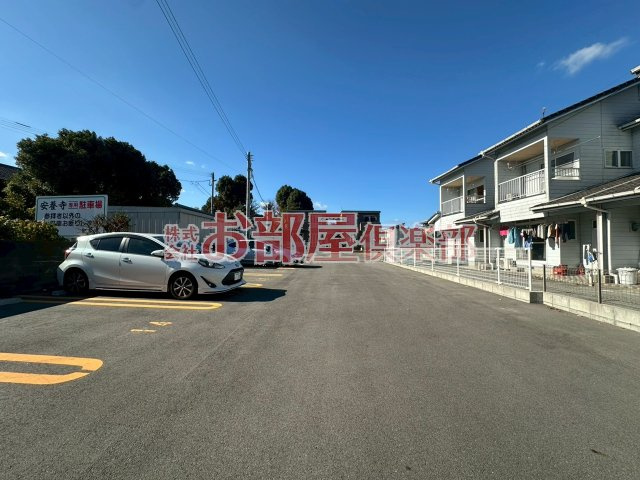 ロイヤルヴィラVの駐車場