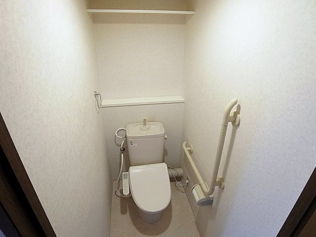 サンクラッソ神戸大開通station frontのトイレ|手すりが付いて利用者に優しい設計のトイレ