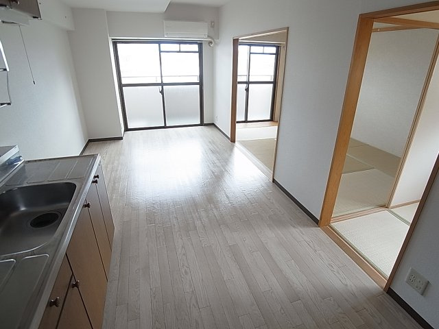 サンクラッソ神戸大開通station frontの居間・リビング|採光良好の広々リビング