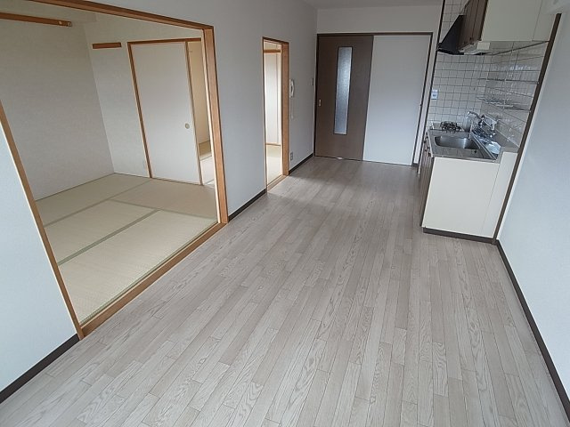 サンクラッソ神戸大開通station frontの居間・リビング|日当たり良好の開放感有る広々室内