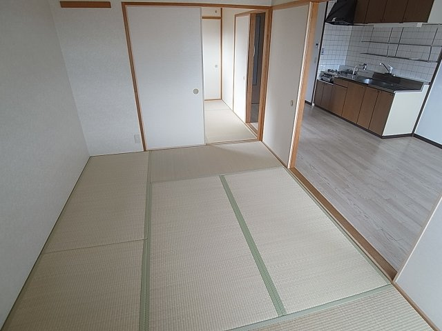 サンクラッソ神戸大開通station frontの和室|リビングへと続く綺麗な和室