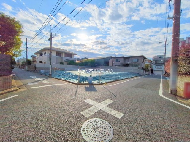 練馬区東大泉3丁目 全3棟 A区画の前面道路含む現地写真