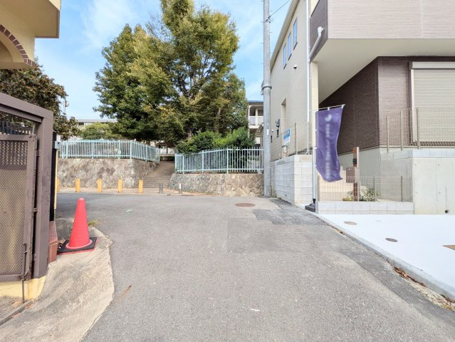 神戸市垂水区霞ケ丘６丁目新築戸建２号棟の前面道路含む現地写真