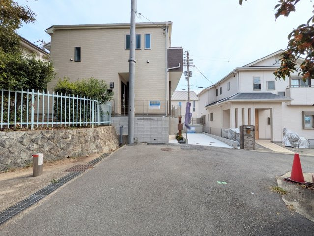 神戸市垂水区霞ケ丘６丁目新築戸建２号棟の前面道路含む現地写真