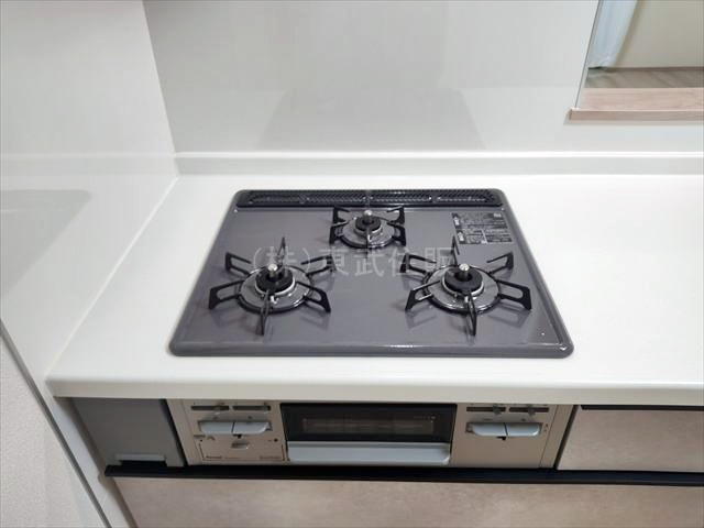 【キッチン】 | 川越市砂久保　全１棟 | 同時にお料理ができる３口コンロ