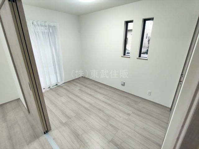 【洋室】 | 川越市砂久保　全１棟 | 1階南西側5.06帖洋室　リビングとの続き間としてもご使用できます